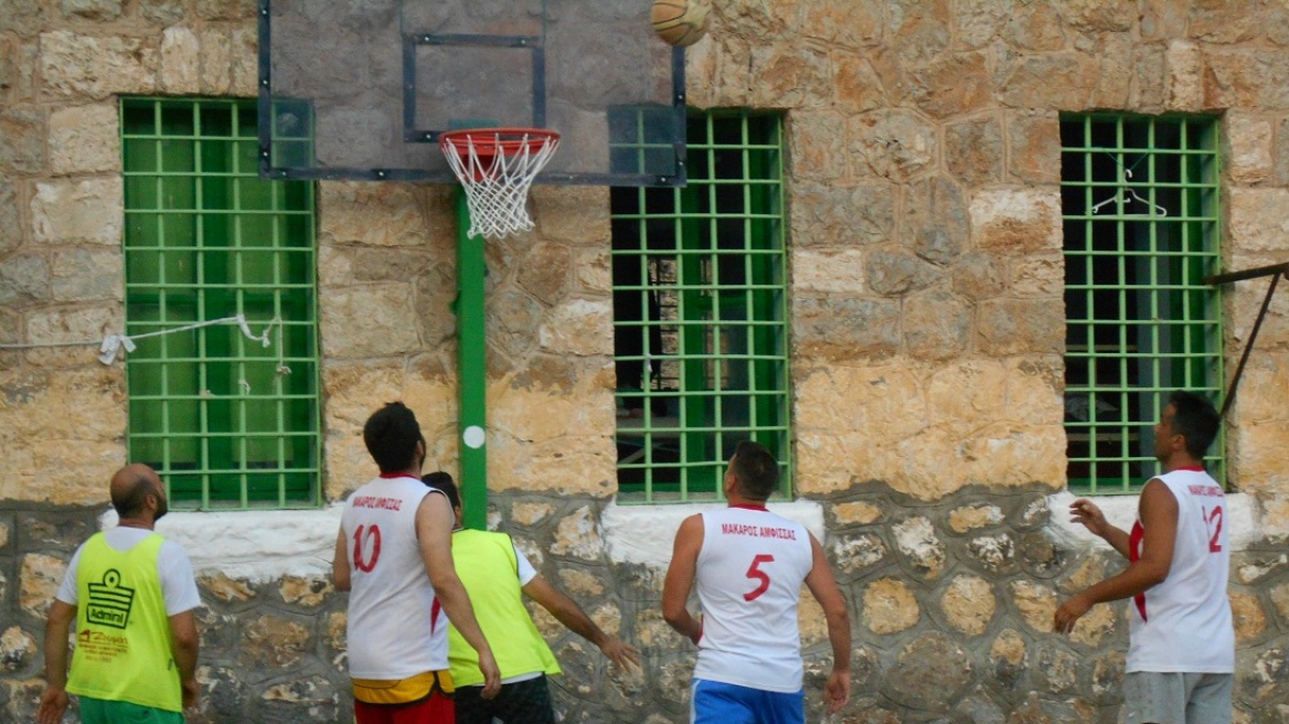 Φωτογραφίες: Παλαίμαχοι εναντίον κρατουμένων σε έναν... διαφορετικό αγώνα μπάσκετ στην Άμφισσα